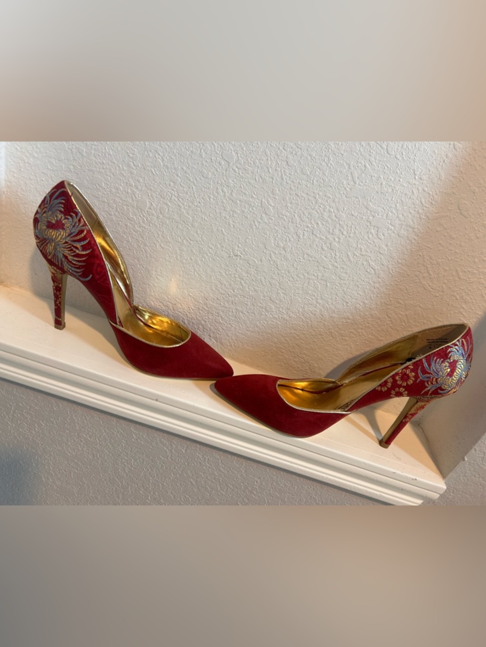 Red Pointed Toe Women's Pumps with Gold Lining